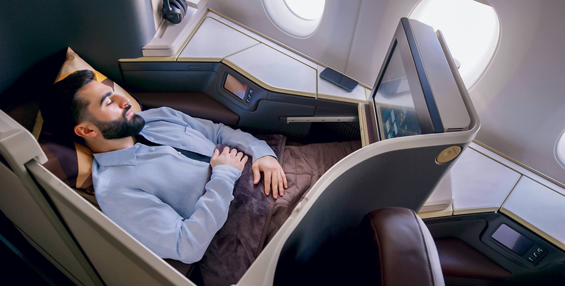 tripulação da etihad com kit de EPI