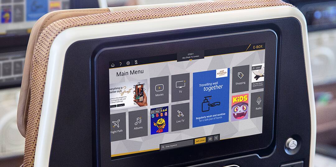 Gast, der die Bordunterhaltung auf einem Etihad-Flug genießt